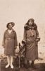 ALOPS01 OPSTAELE Elisa Maria en OPSTAELE Georgina Delphina en hond Lies (circa 1932) plechtige communie Elisa.jpg