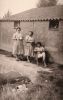 ALOPS01 OPSTAELE Georgina Delphina en Elisa Maria en DEVRIENDT Maria (circa 1959) achter varkenstal van Opstaele Edmond.jpg